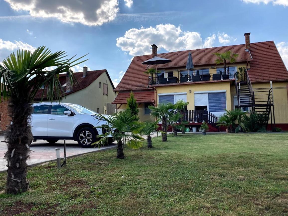Roze Vendeghaz Hotell Villány Exteriör bild