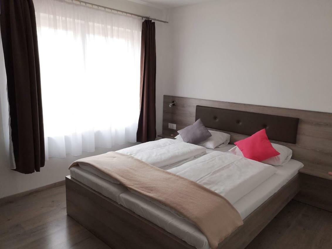 Roze Vendeghaz Hotell Villány Exteriör bild