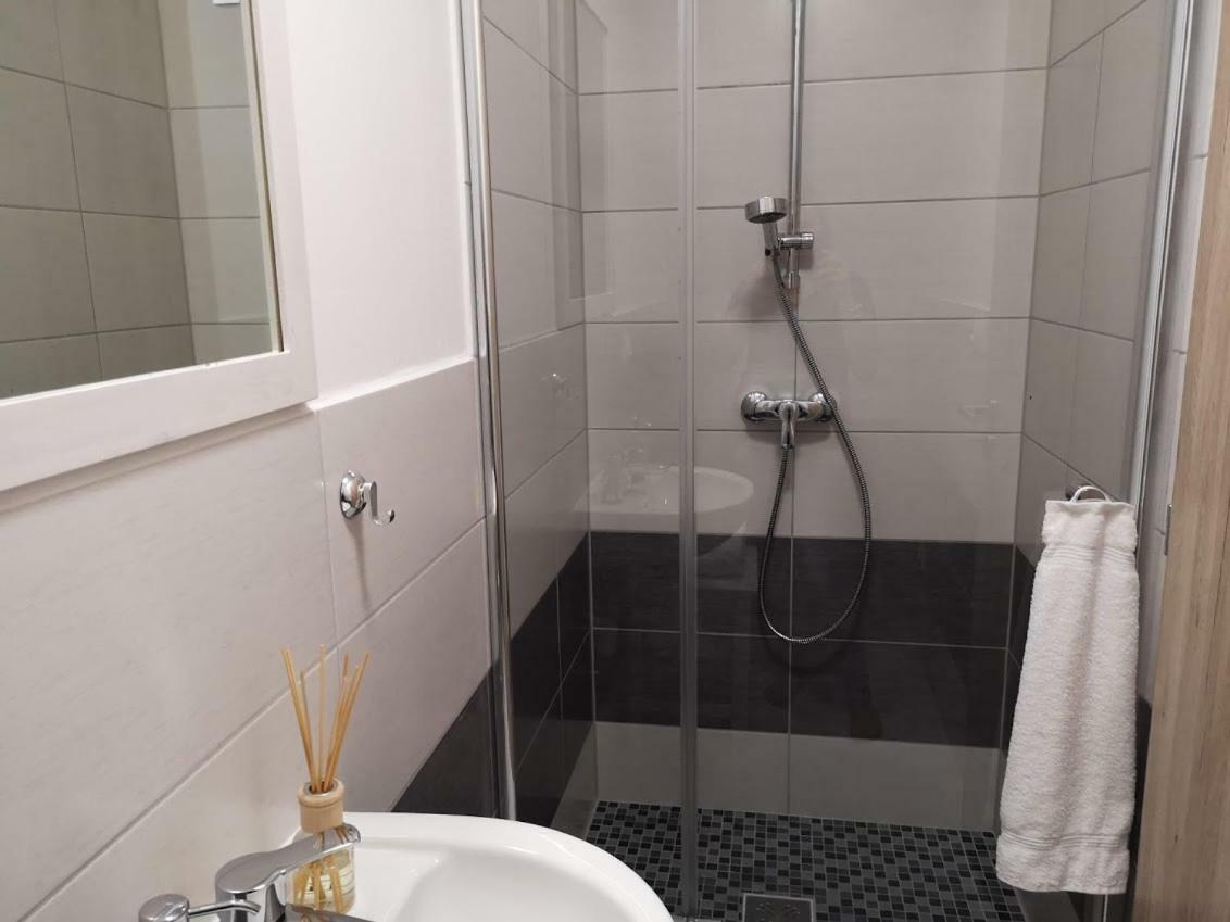 Roze Vendeghaz Hotell Villány Exteriör bild